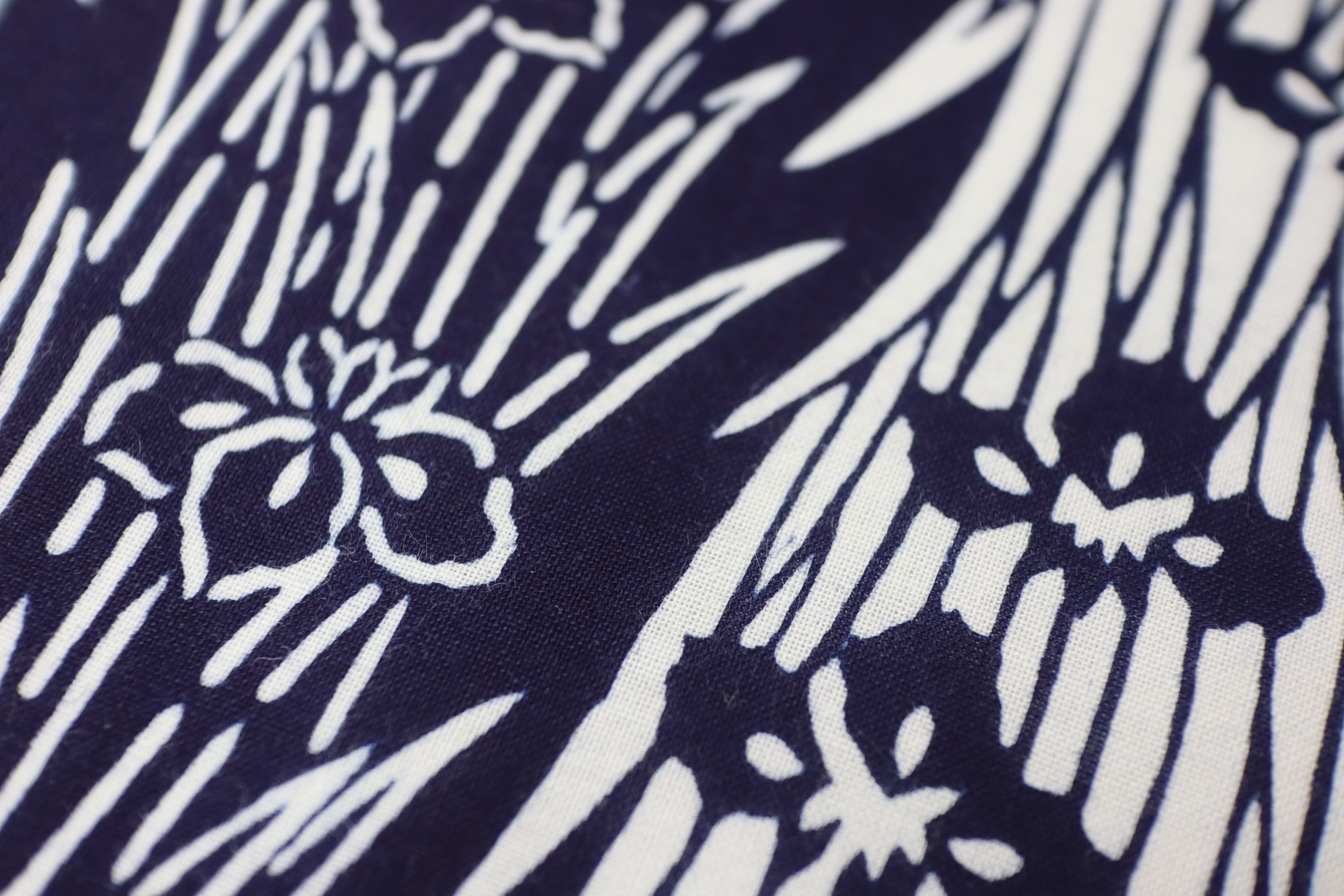Japanese Chusen Indigo Fabric – Deadstock Yukata / kimono  Cotton Textile Iris  flower Pattern for Quilting, Sewing & Craft – Authentic Hand-Dyed Blue Cloth