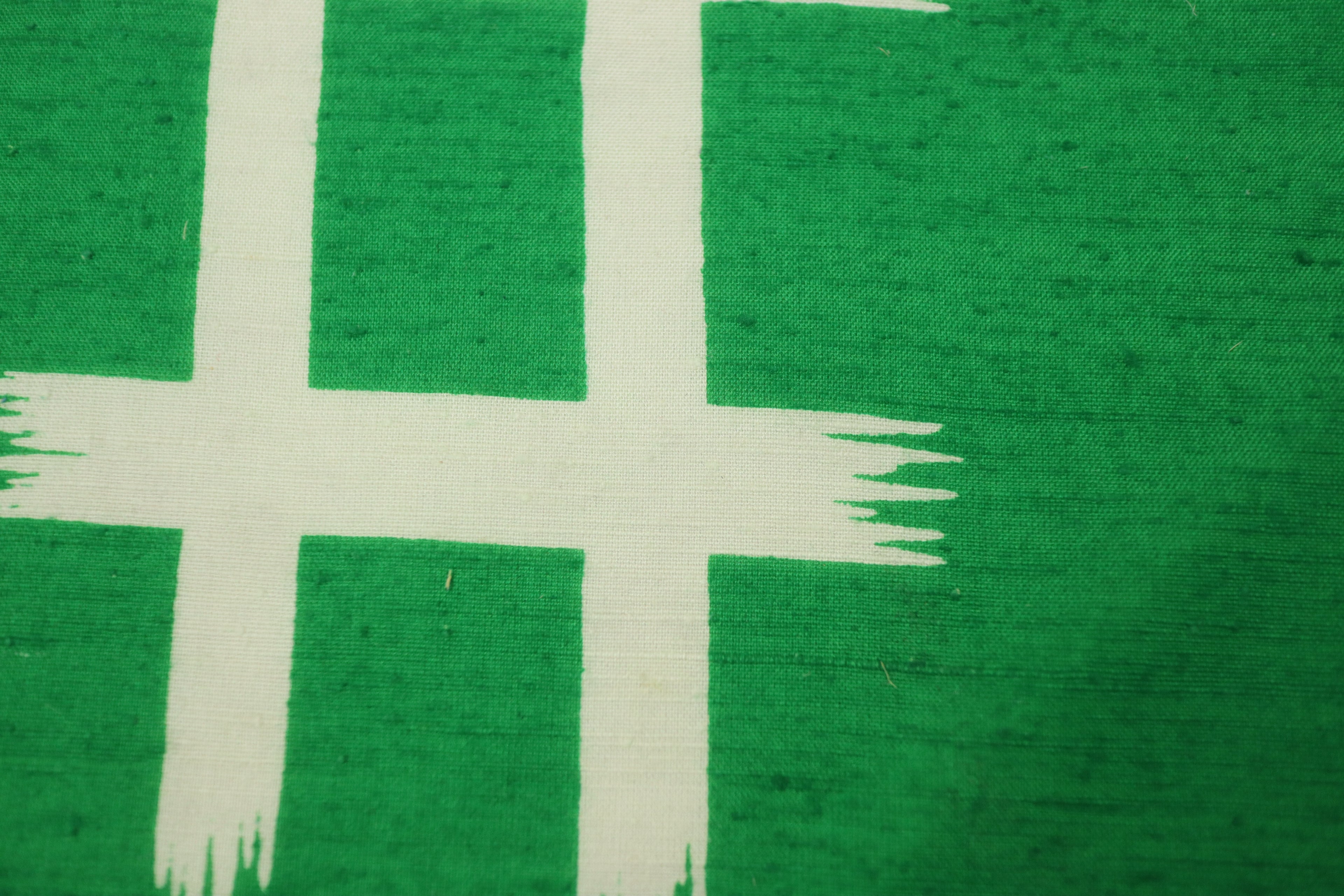 Japanese Tsumugi Silk  – Deadstock  / kimono  Silk  Textile Green and white Igeta Pattern for Quilting, Sewing & Craft