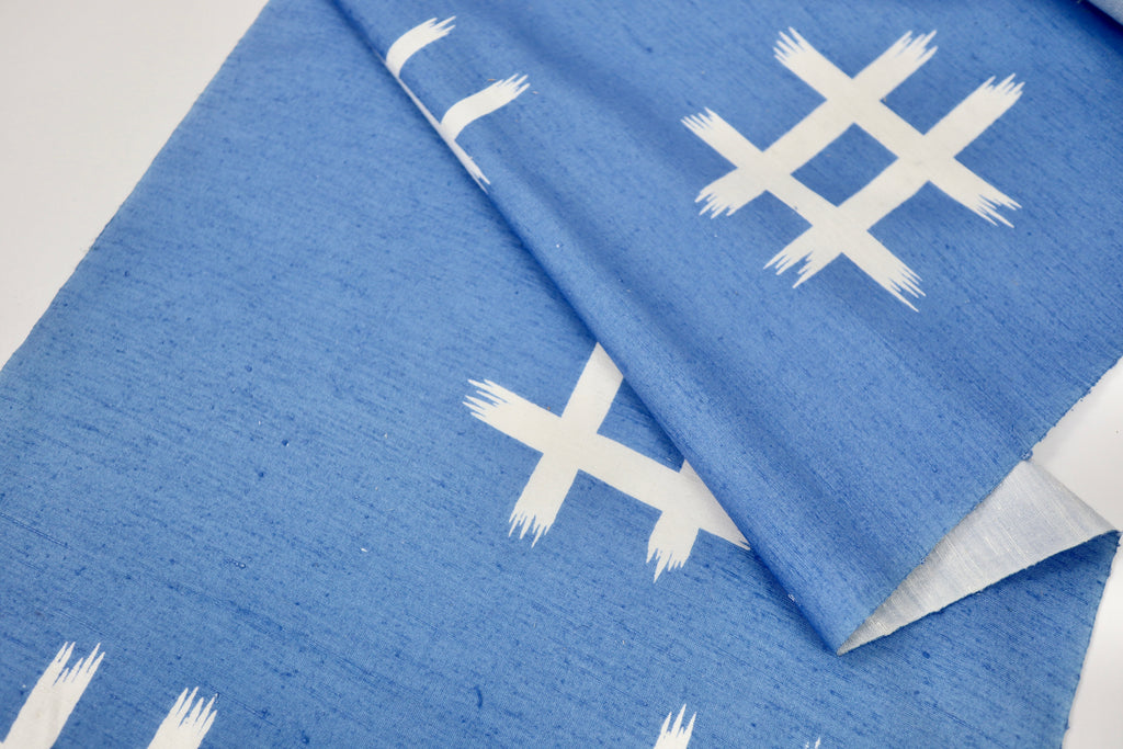 Japanese Tsumugi Silk  – Deadstock  / kimono  Silk  Textile Light Blue and white Igeta Pattern for Quilting, Sewing & Craft